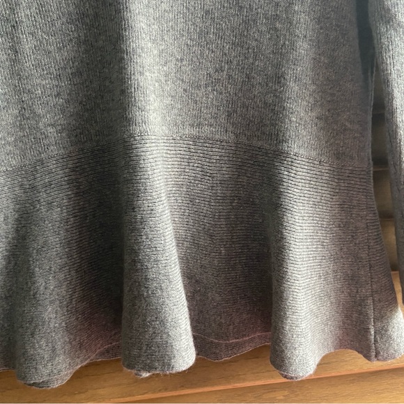 Banana Republic V-Neck Wool Cashmere women’s Medium M Sweater NWT - Picture 3 of 14